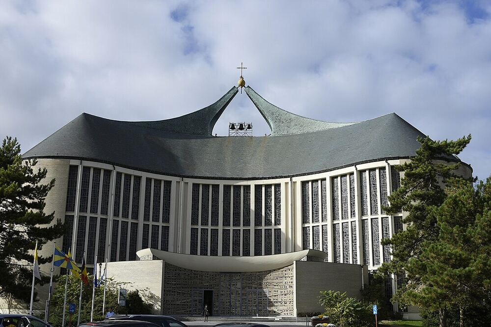 De moderne Onze-Lieve-Vrouw-ter-Duinenkerk in Koksijde